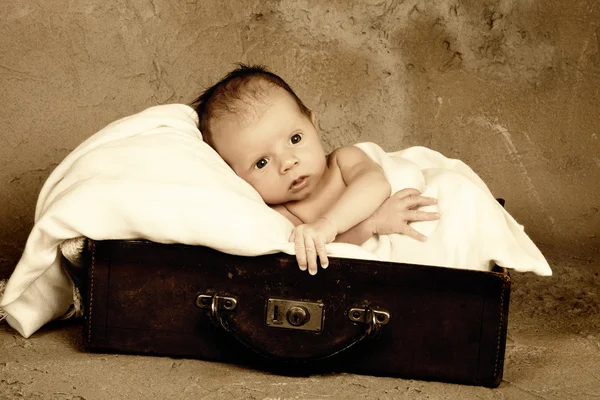 Baby in een koffer — Stockfoto