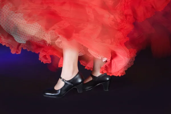 Acercamiento De Unas Zapatillas De Baile De Flamenco Rojo En Las Piernas De  Una Mujer En Un Escenario De Madera Foto de archivo - Imagen de glamour,  hermoso: 203328054