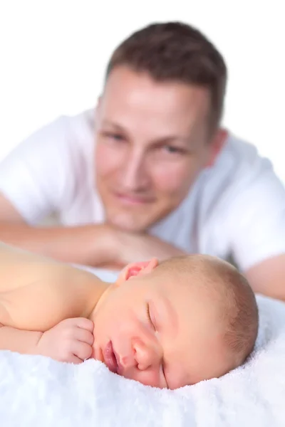 Батько дивиться новонароджену дитину — стокове фото