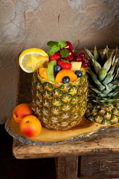 Früchte in Ananas — Stockfoto