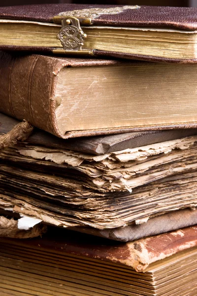 Antica pila di libri — Foto Stock