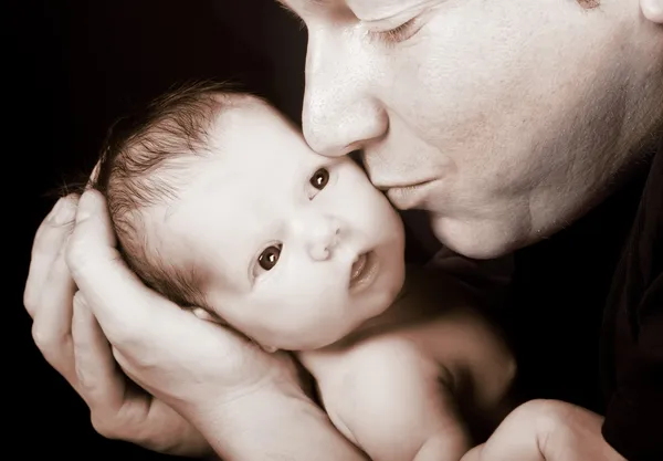 Bébé et père aimant — Photo