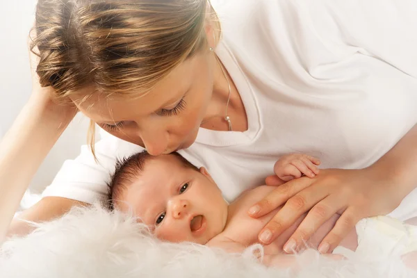 Bebé y madre joven — Foto de Stock