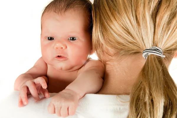 Bebê seguro com mãe — Fotografia de Stock