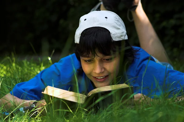 Reading in the grass — Stock Photo, Image