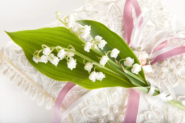 Lillies on wedding pillow — Stock Photo, Image