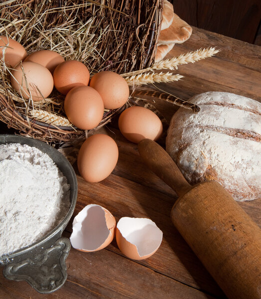 Хлеб и винтажные яйца
