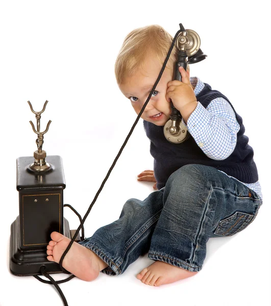 Antika telefon ile yürümeye başlayan çocuk — Stok fotoğraf