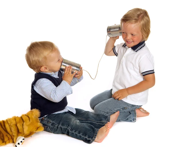 Irmãos ao telefone — Fotografia de Stock