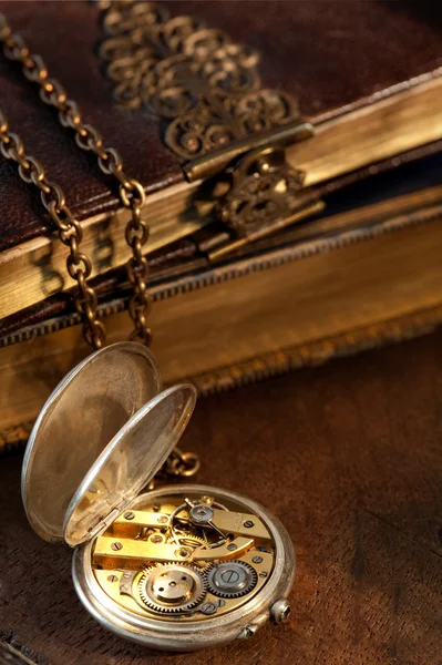 Bücher und antike Taschenuhren — Stockfoto