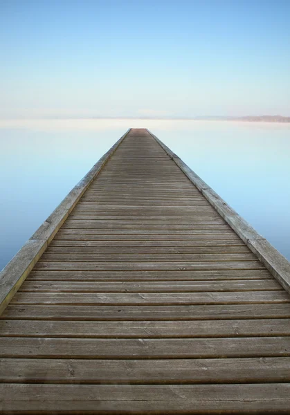 Zen steiger op mistige lake — Stockfoto