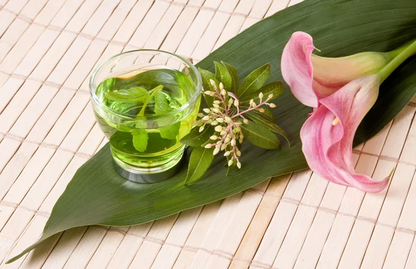 Groene thee en calla bloemen — Stockfoto