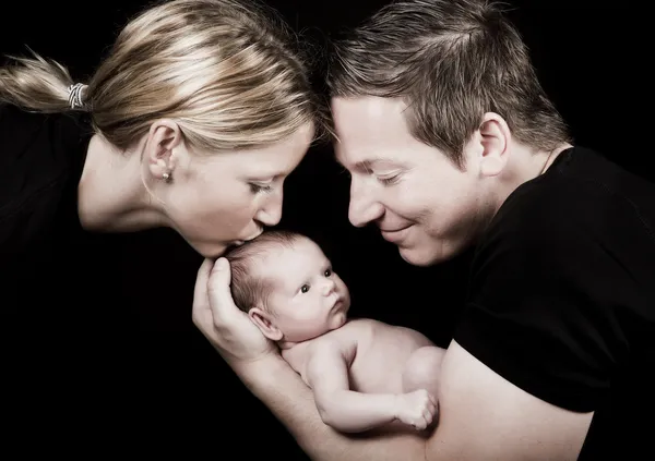 Nieuwe pappa en mamma met baby — Stockfoto