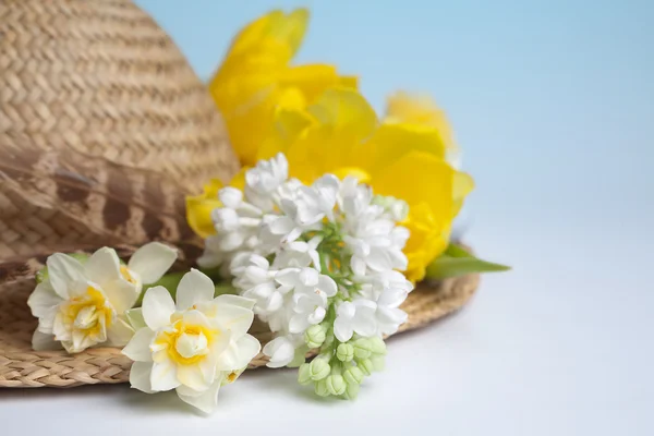 Hat with spring flowers — Stock Photo, Image