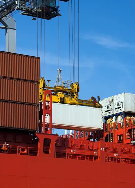 Container auf rotem Schiff — Stockfoto