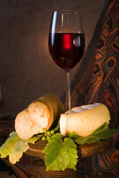Rött vin i ett glas — Stockfoto