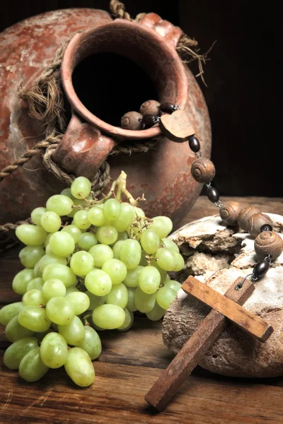 Винтажное вино и сломанный хлеб — стоковое фото