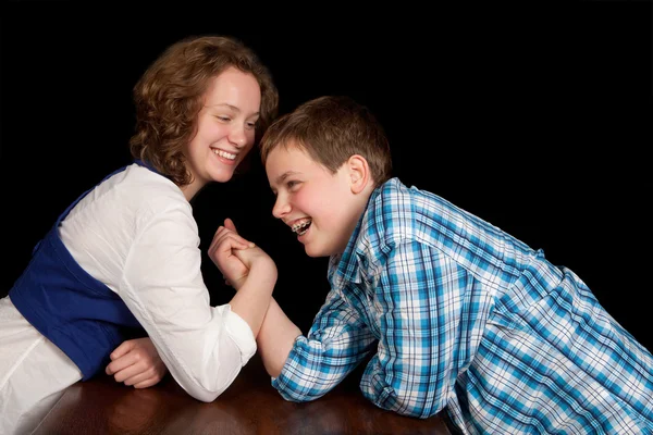 Teenagers arm-wrestling — Stock Photo, Image