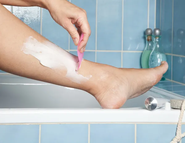 Afeitarse las piernas —  Fotos de Stock