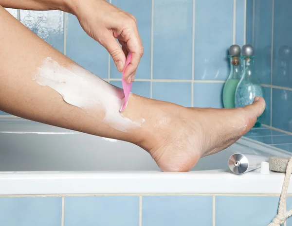 Shaving her legs — Stock Photo, Image