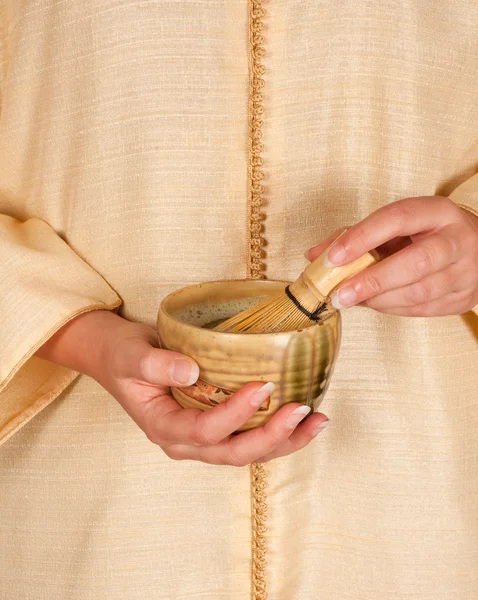 Бамбуковый венчик и зеленый чай — стоковое фото