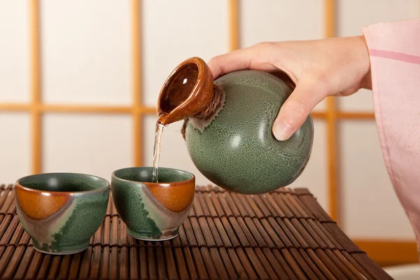 Pouring sake — Stock Photo, Image