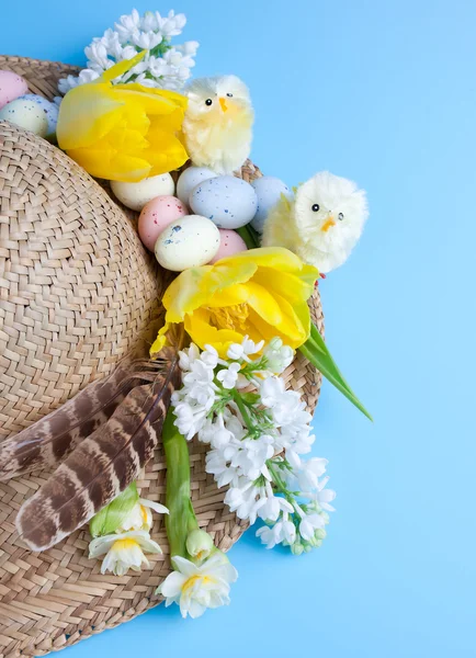 Chapéu de Páscoa e primavera — Fotografia de Stock