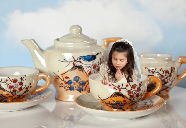 Миниатюрная девушка на чаепитии — стоковое фото