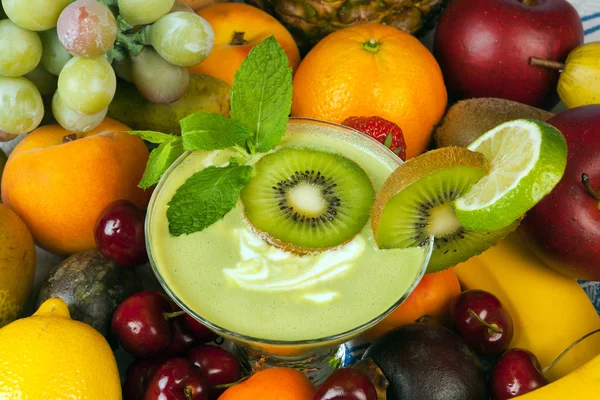 Kiwi smoothie and other fruit — Stock Photo, Image