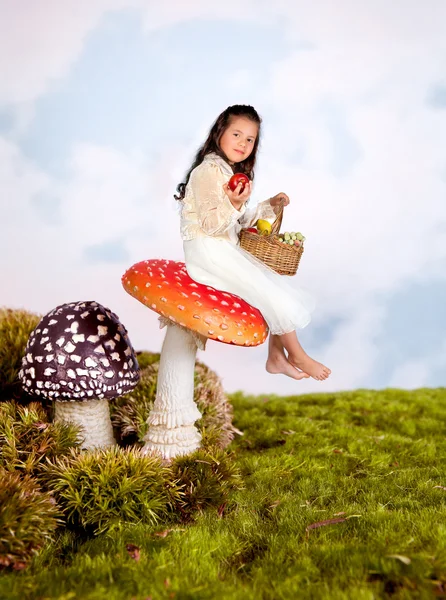 Märchen-Mädchen auf Fliegenpilz — Stockfoto