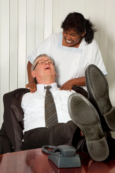 Massagem no pescoço no escritório — Fotografia de Stock