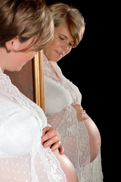 怀孕的一面镜子 — 图库照片