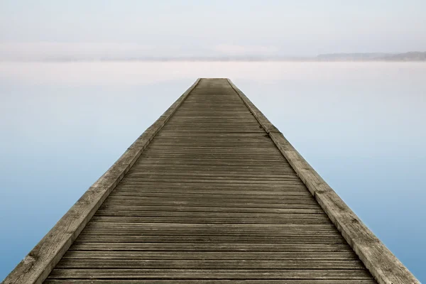 Jetée Zen sur le lac brumeux — Photo