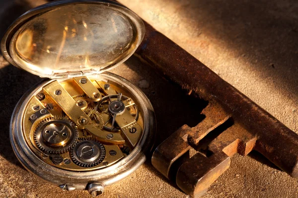 Relógio e chave enferrujada — Fotografia de Stock