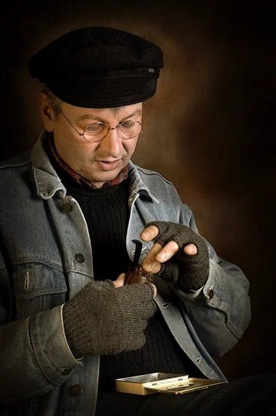 Filling his pipe — Stock Photo, Image