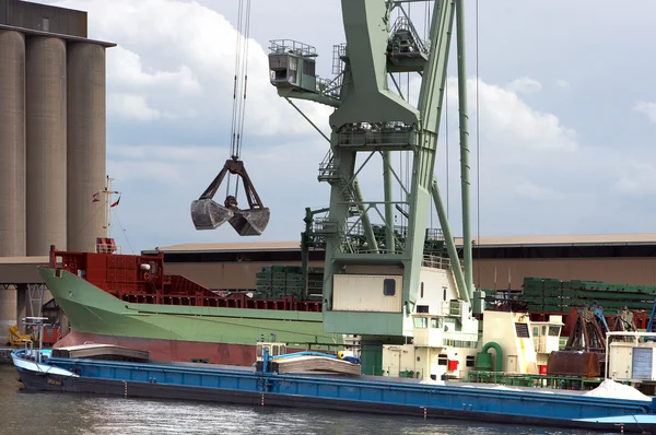 Mobilkran laddar ett fartyg — Stockfoto