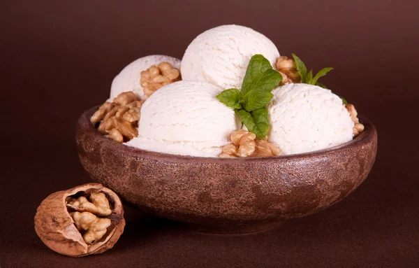 Nuts and vanille ice cream — Stock Photo, Image