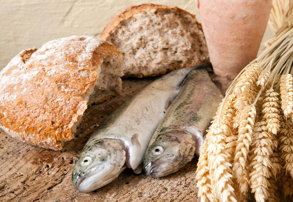 Wein Brot und Fisch — Stockfoto
