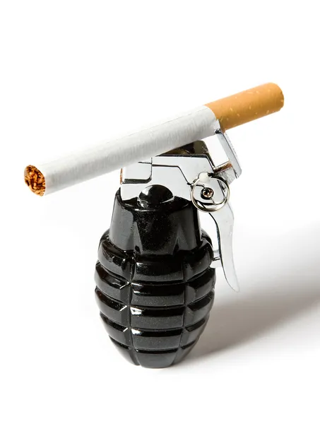 Zigarette auf Granate — Stockfoto