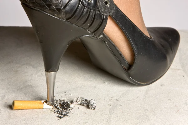 Aplastar un cigarrillo — Foto de Stock