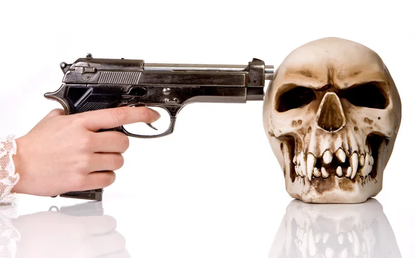 Zbraň a lebka — Stock fotografie