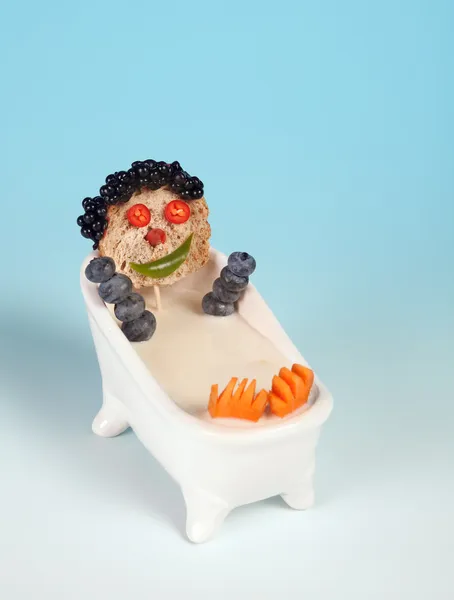 Sütte banyo funny gıda yüz — Stok fotoğraf
