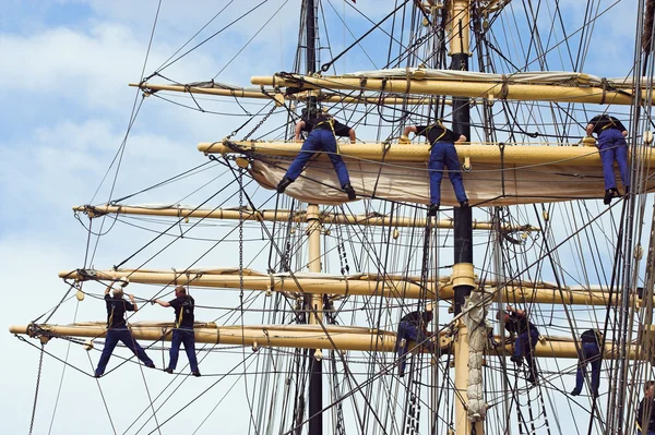Climbing sailors — Stock Photo, Image