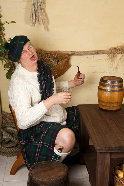 Смешной шотландец пьет виски — стоковое фото