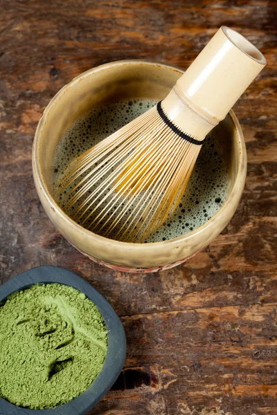 Green powder tea and whisk — Stock Photo, Image