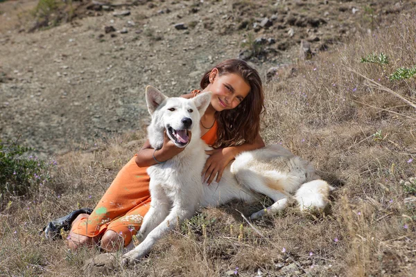 Chica de la pradera con perro —  Fotos de Stock