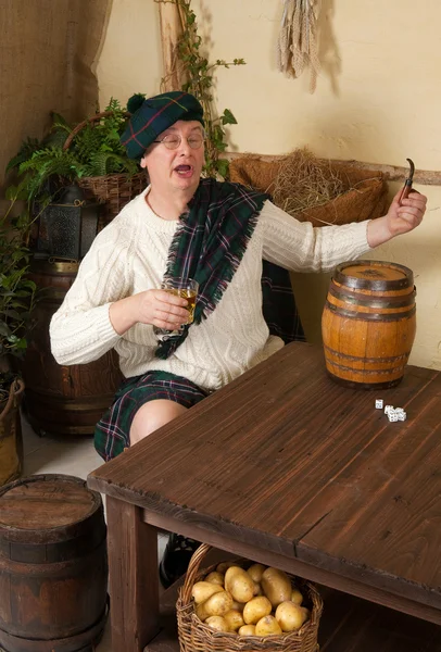 Divertido escocés bebiendo whisky —  Fotos de Stock