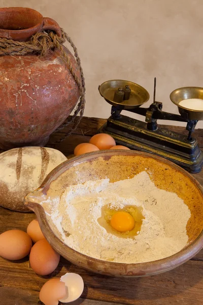 Mehl und Eier für Brotteig — Stockfoto