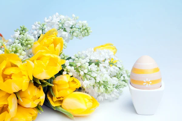 Bouquet and easter egg — Stock Photo, Image