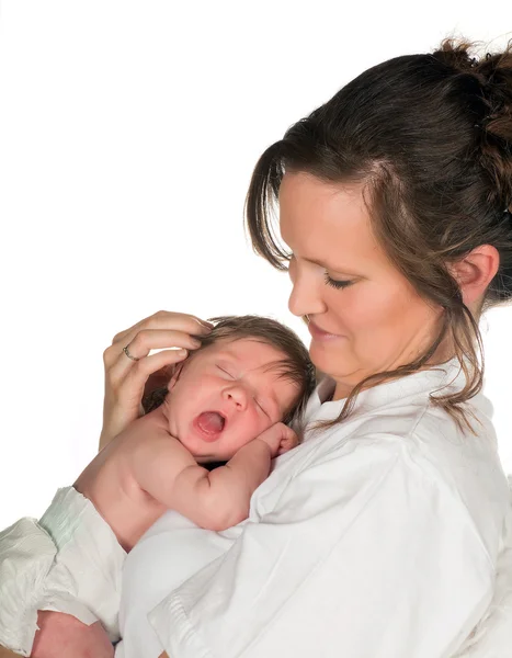 Mãe abraços bebê — Fotografia de Stock